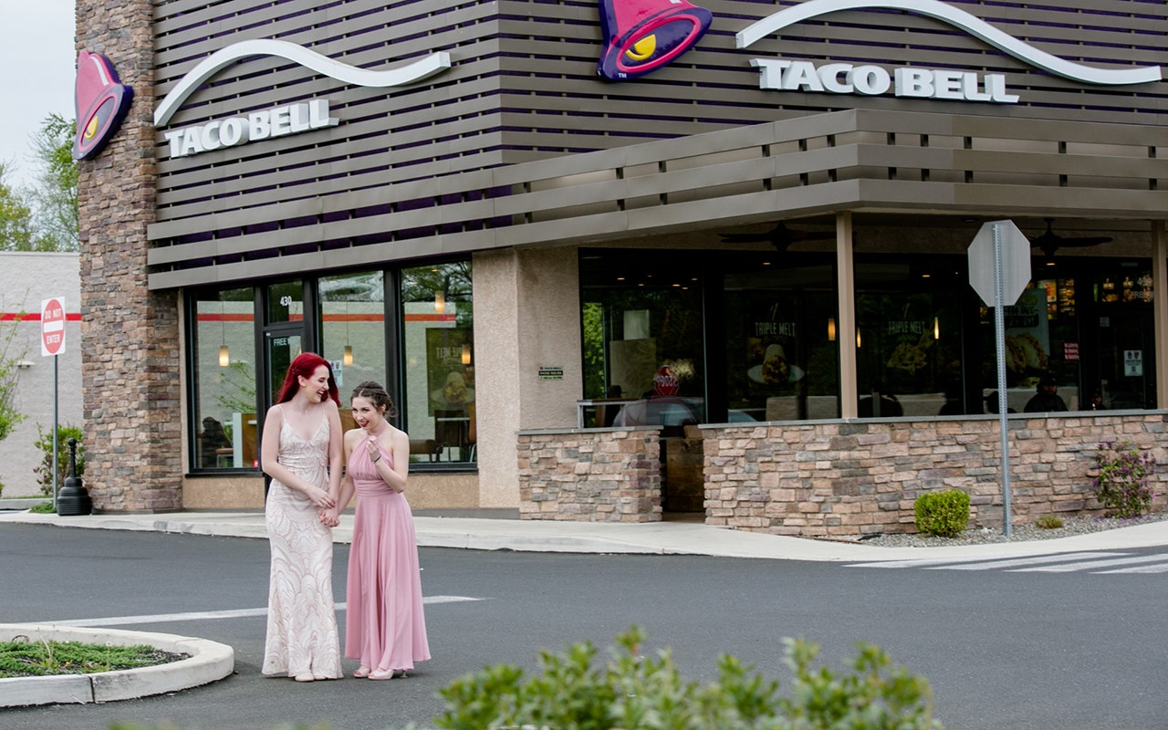 Teens Head To Taco Bell For Prom Photo Shoot Fox News 