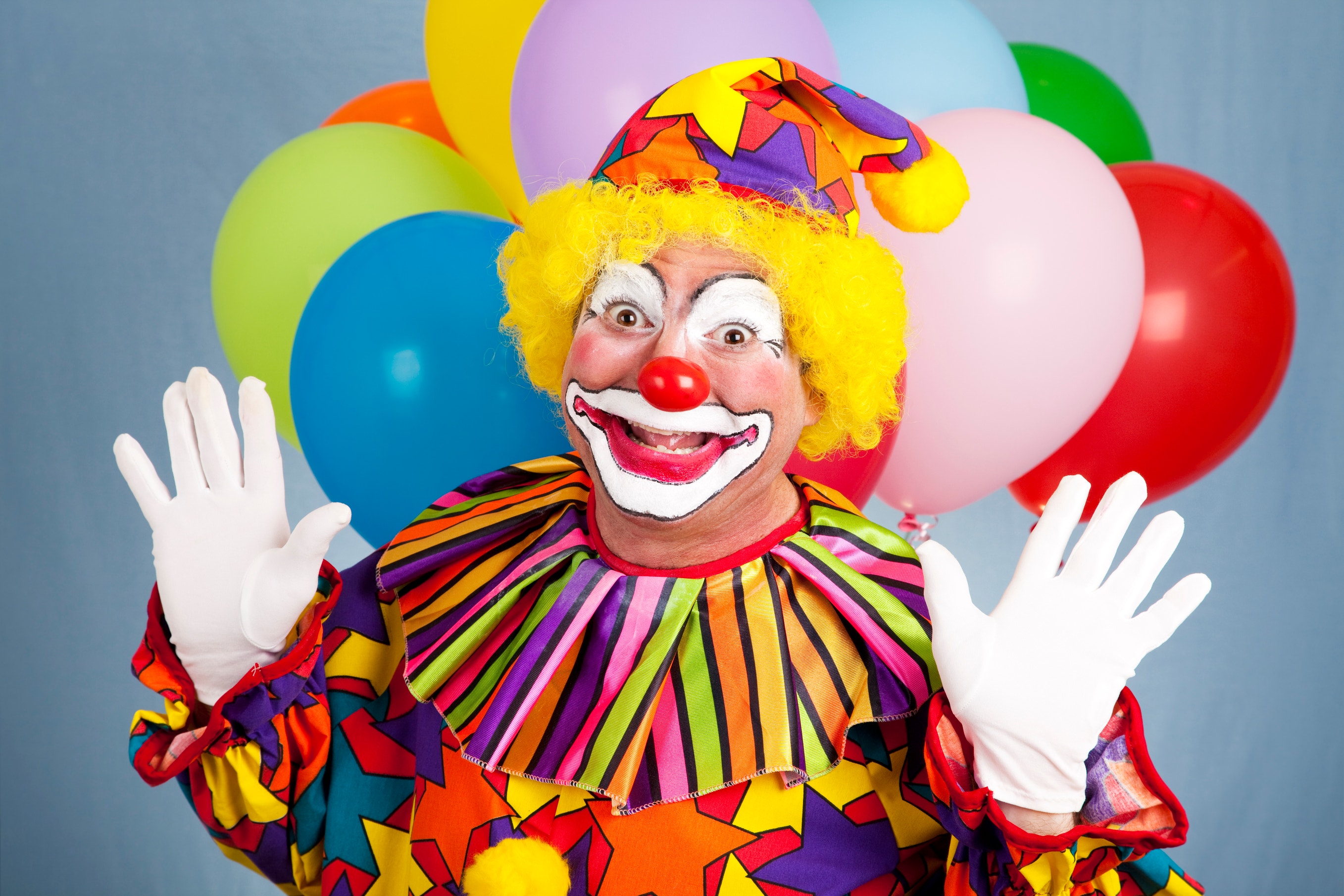 Выход веселого клоуна. Клоун. Фото клоуна. Клоун в цирке. Клоуны для детей.