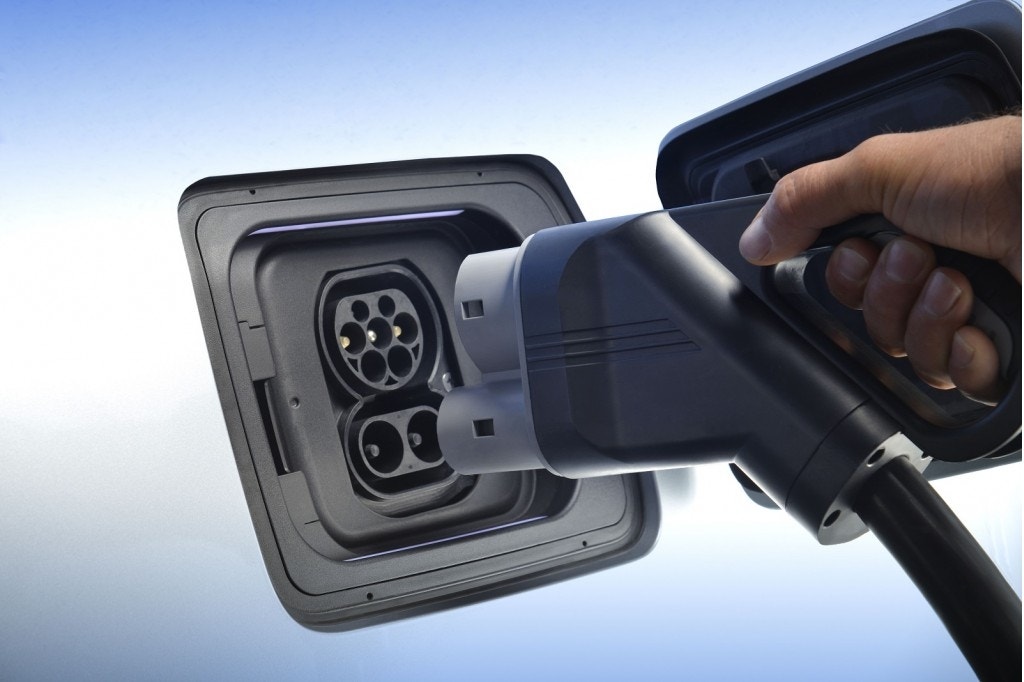 BMW gives i3 a boost with new DC fast charger | Fox News BMW gives i3 a boost with new DC fast charger