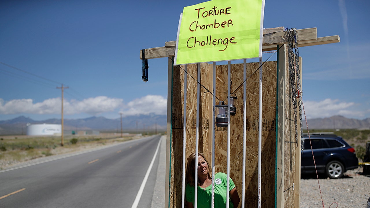 Cliven Bundy supporters build mock jail cell near prison