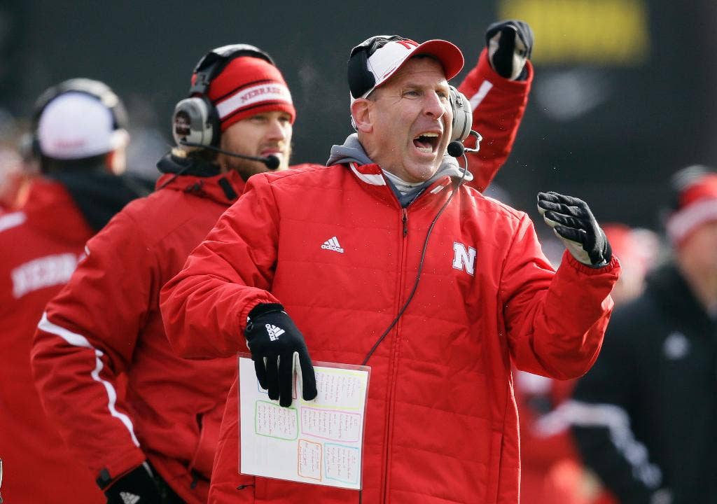 Nebraska mencapai tanda 9-pemenang untuk tahun ke-7 berturut-turut, tetapi perdebatan mengamuk apakah itu cukup baik