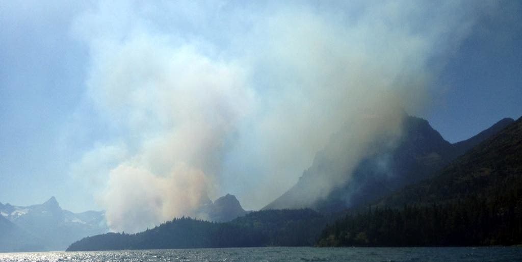 Kebakaran hutan membuat para pekemah meninggalkan Taman Gletser;  api mengancam rumah-rumah di Washington, California