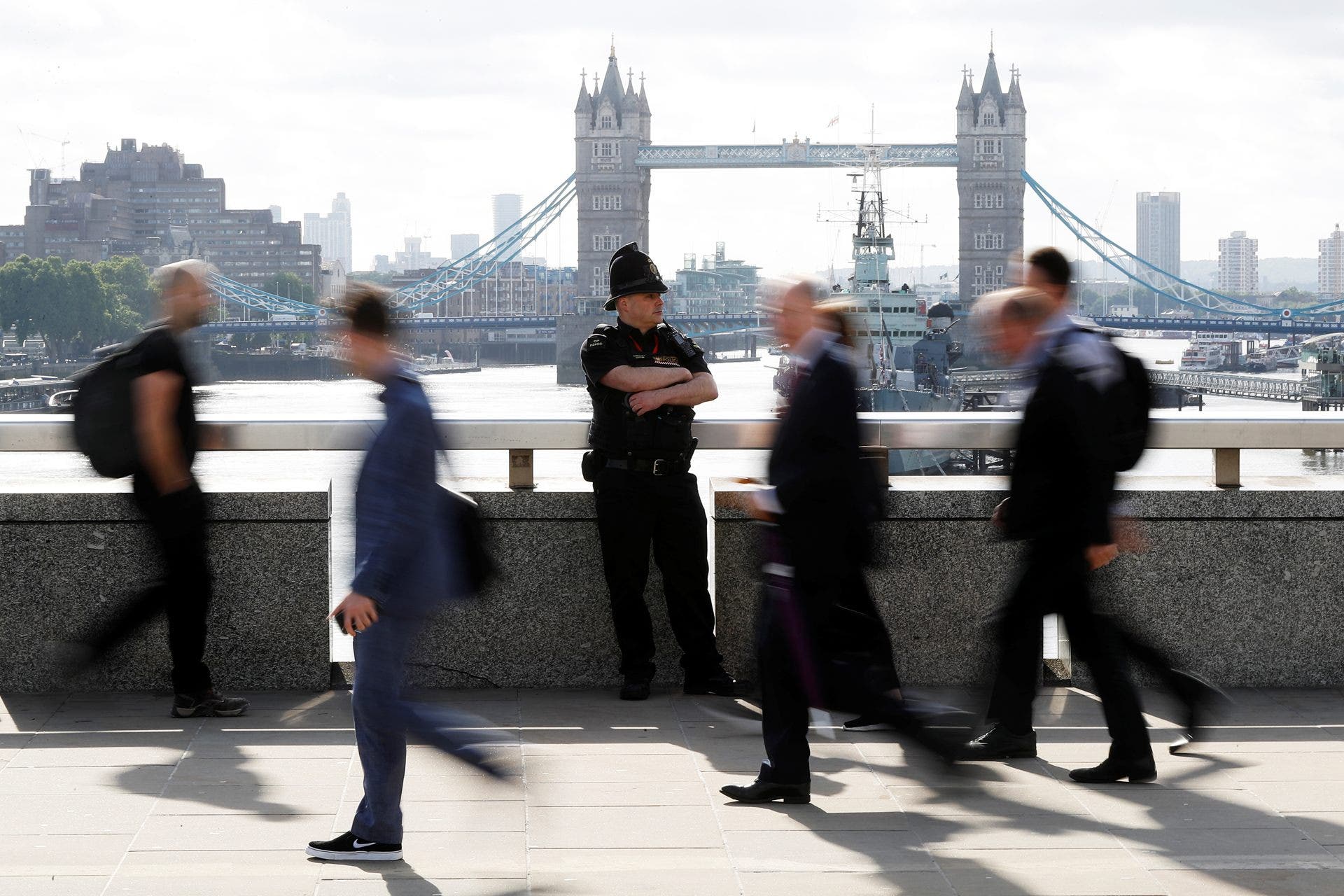 Leave for london. Британский полицейский на фоне лондонского моста. Операция «Лондонский мост». По домам идет Европа. Left at London.
