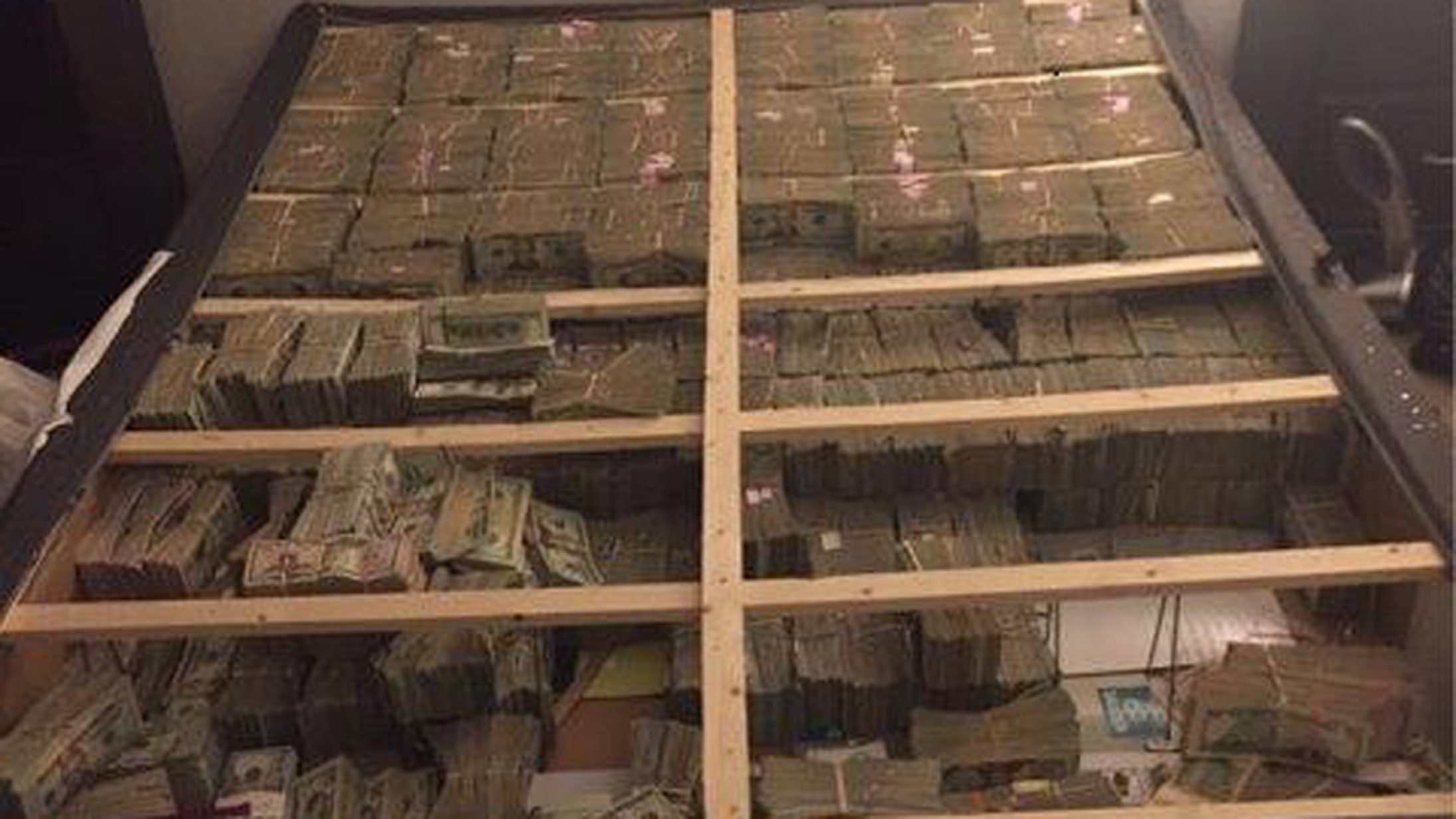 фото денег на полу
