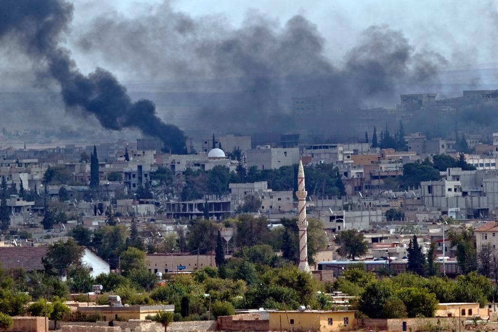 Kelompok aktivis mengatakan lebih dari 800 orang telah tewas sejak pertempuran di kota Kobani di Suriah dimulai