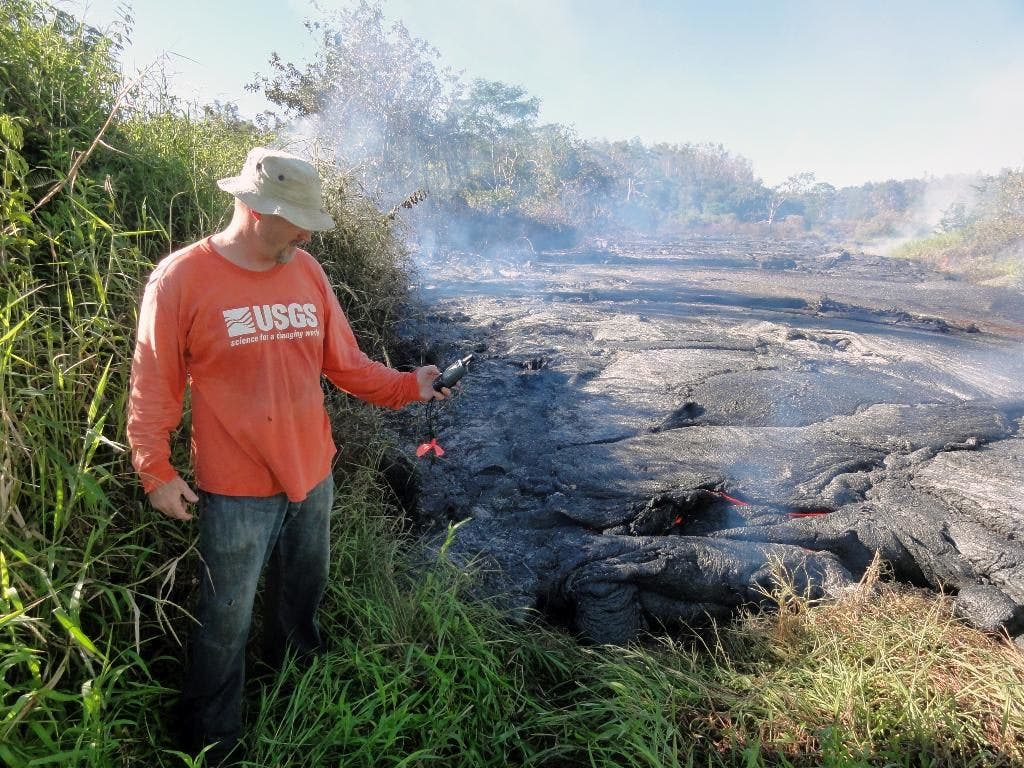 Lava dari gunung berapi Hawaii mengalir ke kota pedesaan;  alirannya 250 meter dari jalan pedesaan kecil