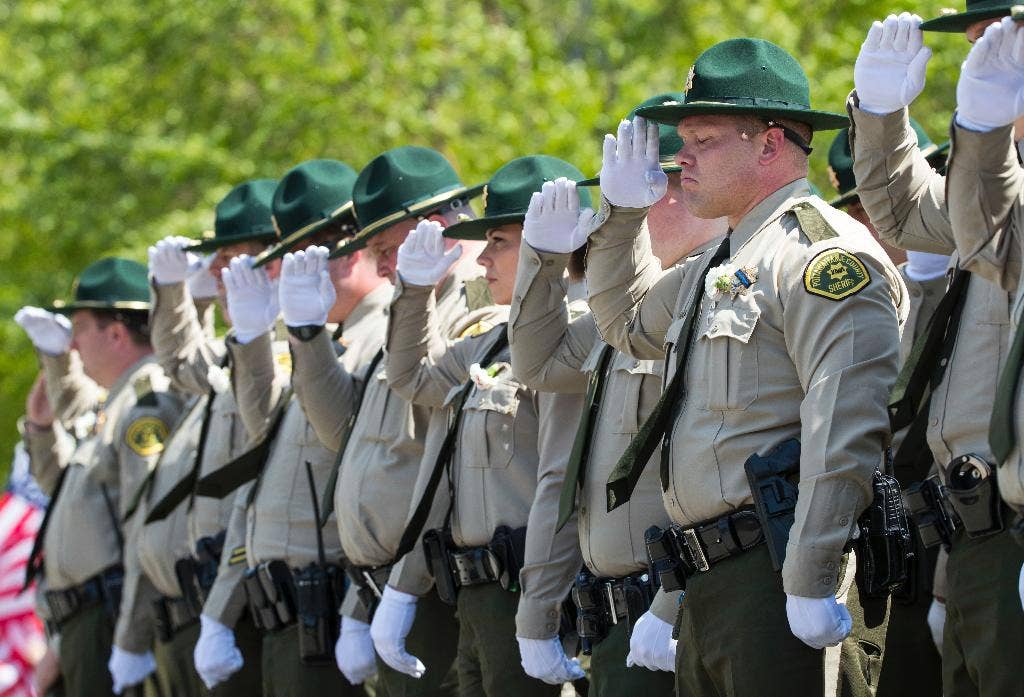 Anak -anak berbagi cerita tentang Iowa Dad, seorang wakil -dibuat bertugas