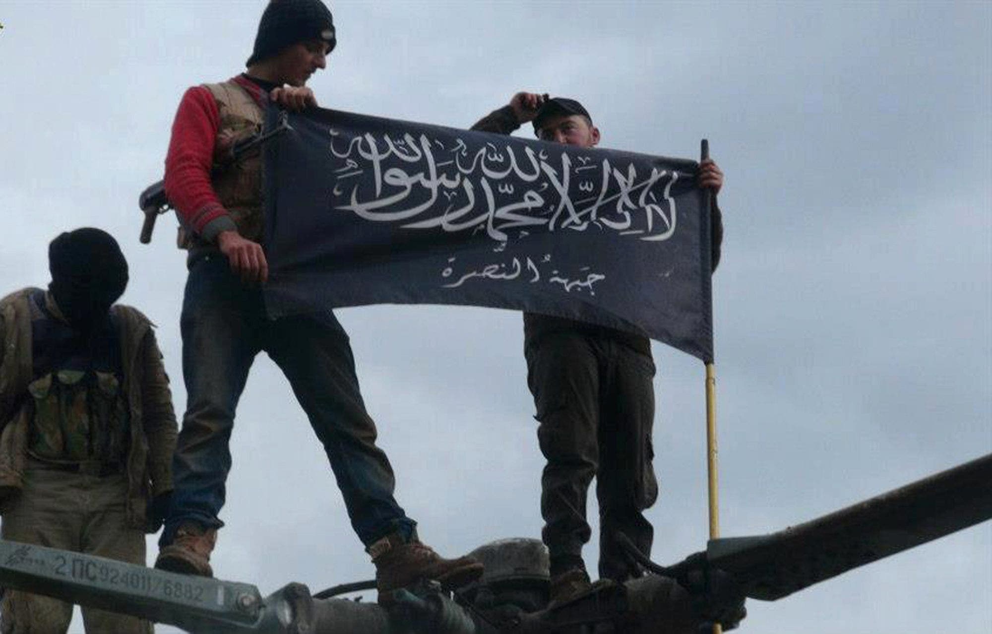 Фото террористов на фоне флага игил. Джабхат Аль Нусра флаг. Джебхат АН Нусра в Сирии.