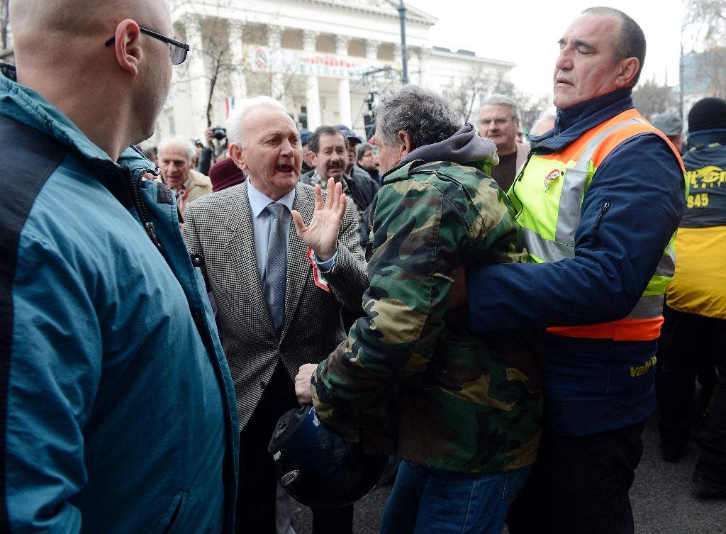 Pendukung perdana menteri Hongaria bentrok dengan pengunjuk rasa memperingati pemberontakan tahun 1848