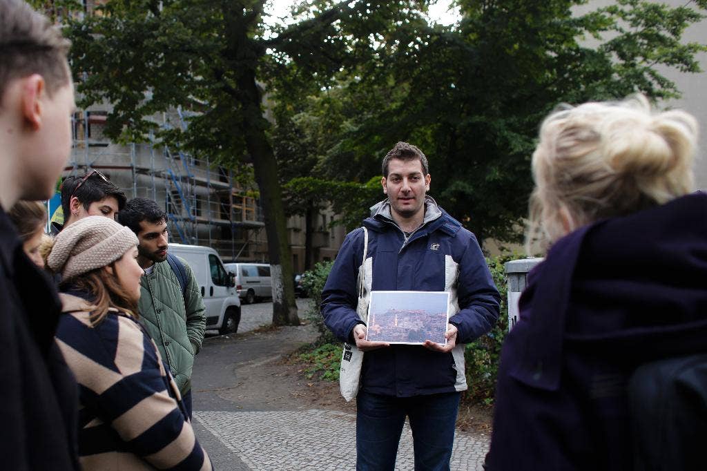 Panduan Suriah menawarkan tur pengungsi melalui Berlin