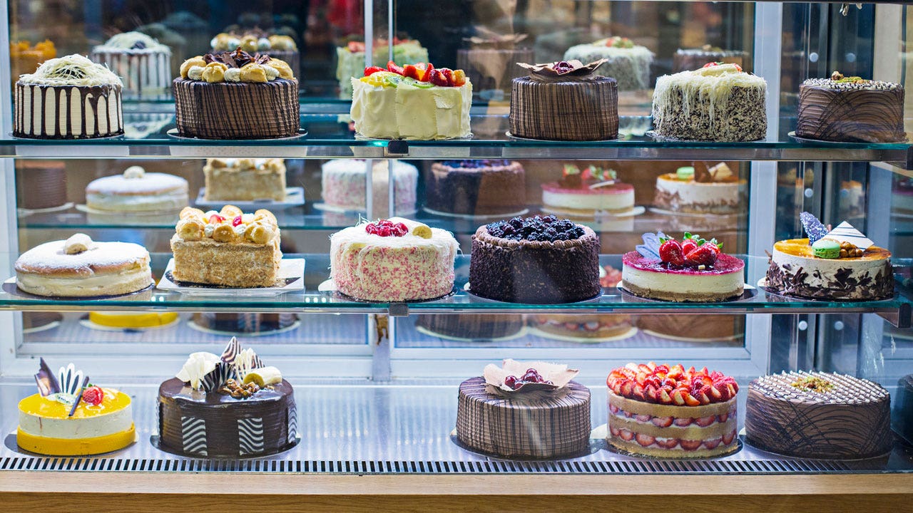 Teens steal a cake from grocery store, find out it's just a cardboard