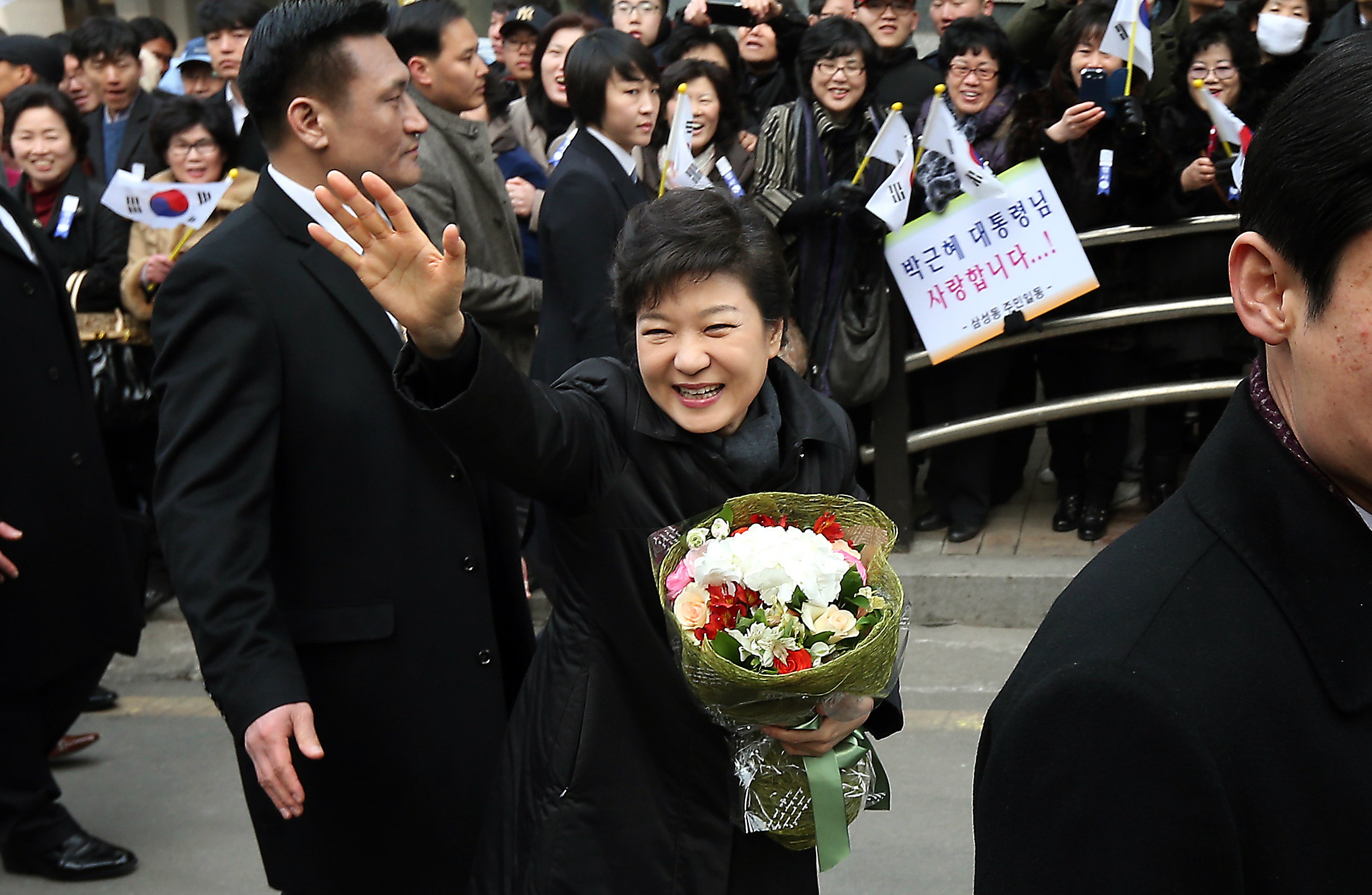 Presiden perempuan pertama Korea Selatan memangku jabatan, namun sejauh ini hanya sedikit perempuan yang menjabat