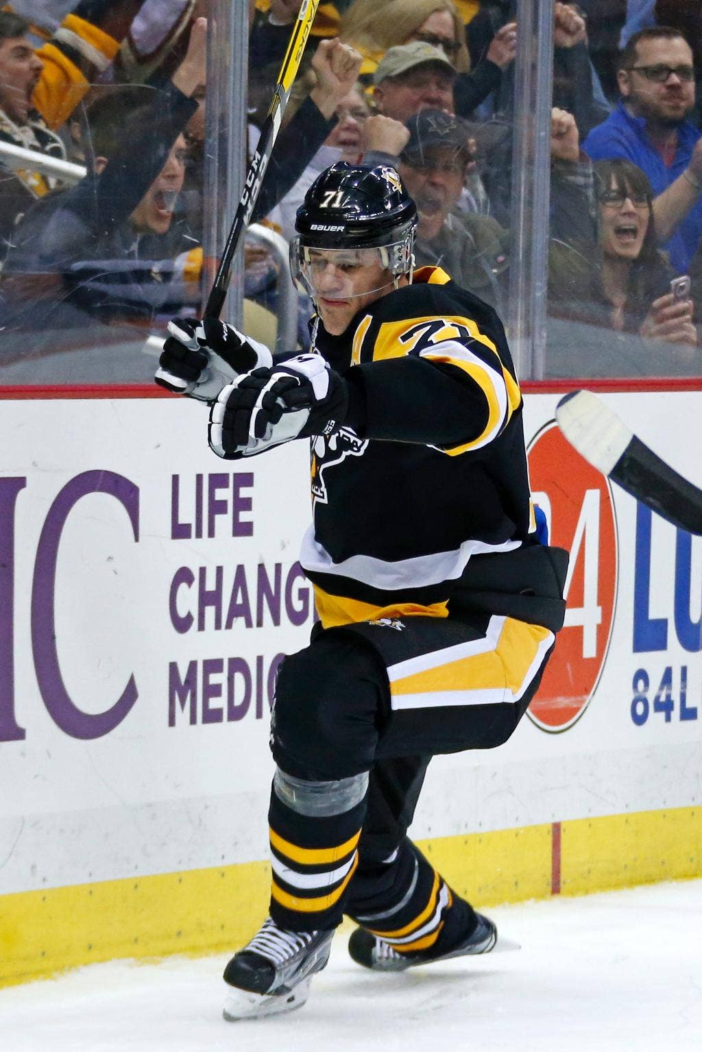 Streit menjaringkan gol dalam debutnya, Penguins mengalahkan Lightning 5-2