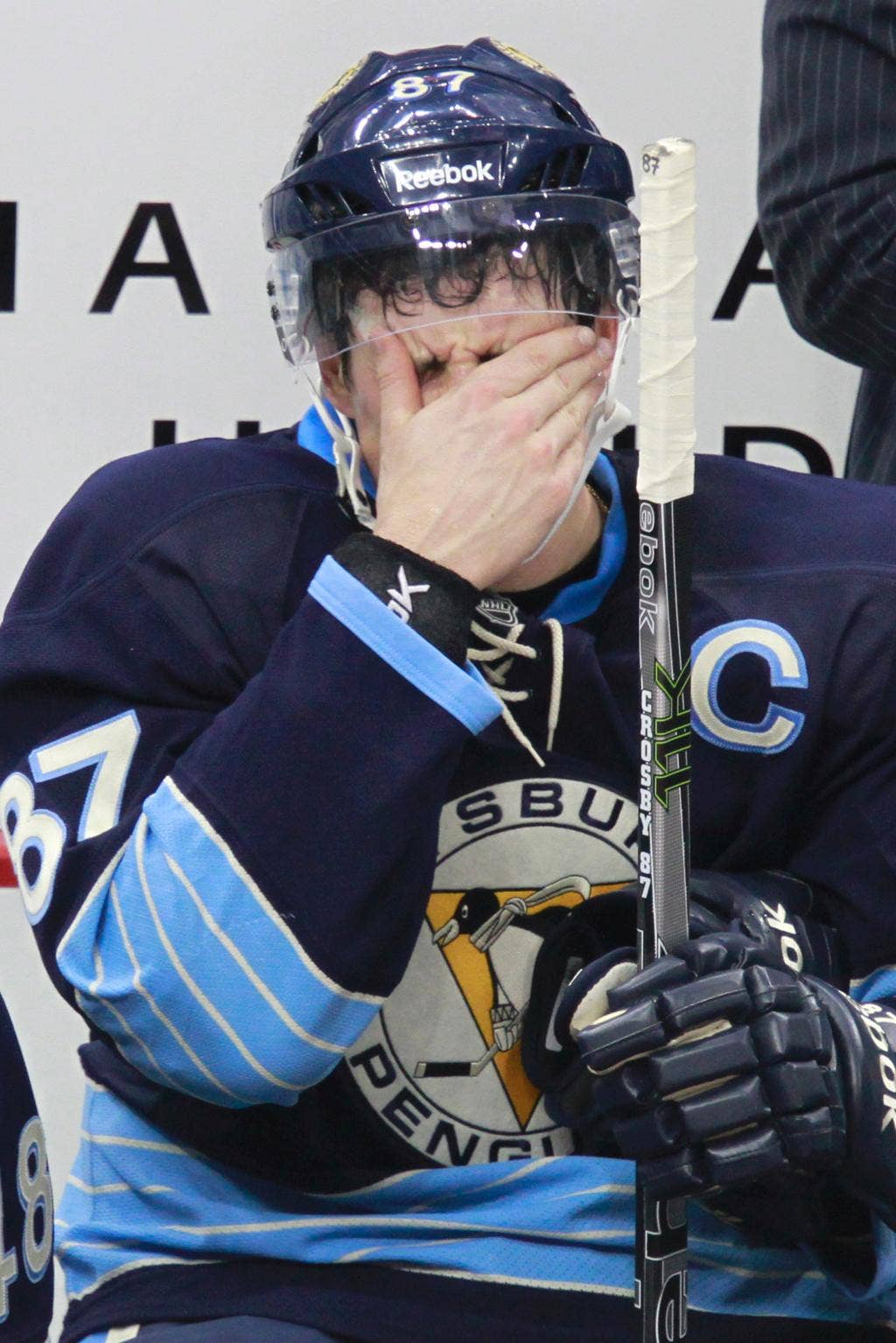 Bintang Penguins Crosby menjalaninya “hari demi hari” setelah gegar otak