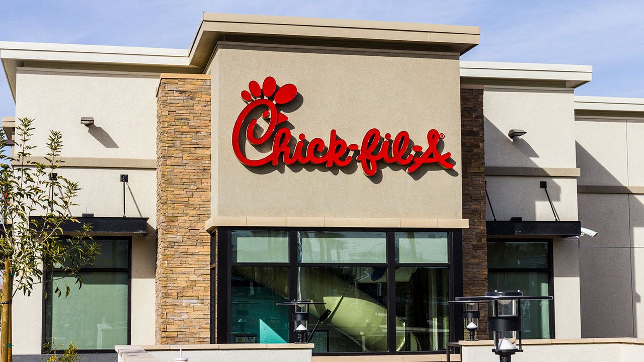 Chick-fil-A drive-thrus outperform against McDonald's, Wendy's, and other  major rivals, study says