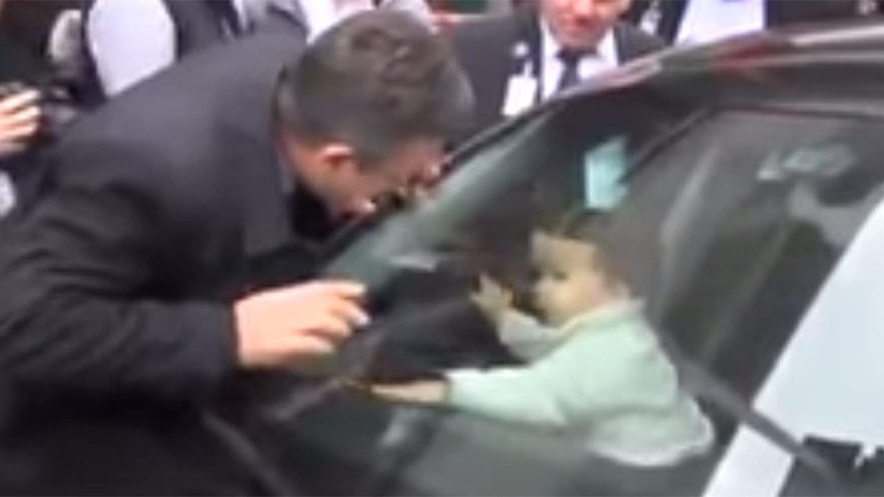 Video captures the moment toddler escapes from locked car | Fox News