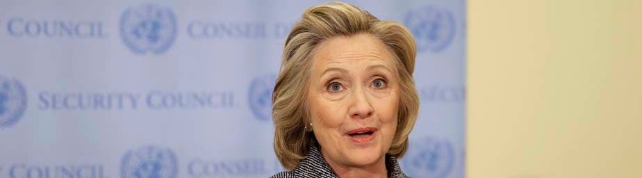 Saat kontroversi email merebak, Hillary Clinton merayu tentara wanitanya