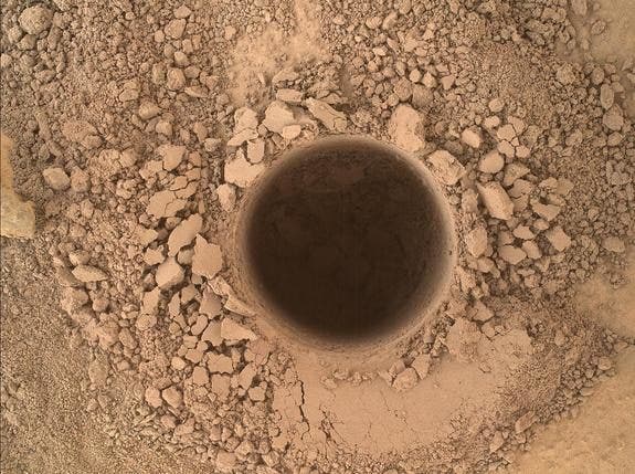 Penjelajah Mars Curiosity mengebor lubang pertama di gunung besar Mars