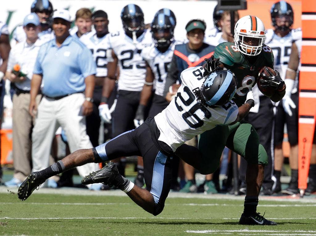 Johnson mendominasi lagi, Kaaya melemparkan 3 operan TD lagi dan Miami menduduki puncak North Carolina 47-20
