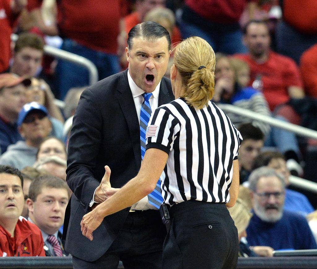Louisville putri peringkat ketujuh menyia-nyiakan keunggulan 16 poin saat kalah 77-68 dari peringkat 77-68. 13 Kentucky