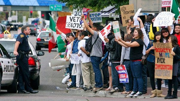 Pendukung imigrasi bersumpah untuk melawan hukum Arizona