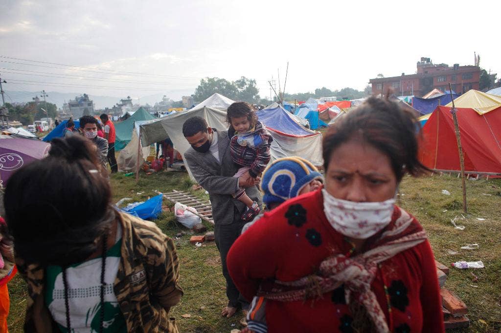 Korban tewas akibat gempa bumi di Nepal telah melampaui 5.000 orang saat bantuan mencapai daerah dekat pusat gempa