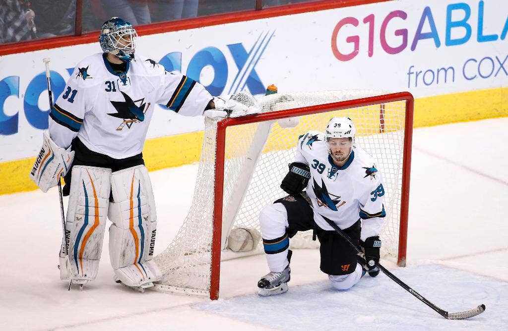 Ekman-Larsson mencetak 2 gol, Smith menghentikan 42 dan Coyotes menang 5-3 untuk merusak harapan playoff Sharks