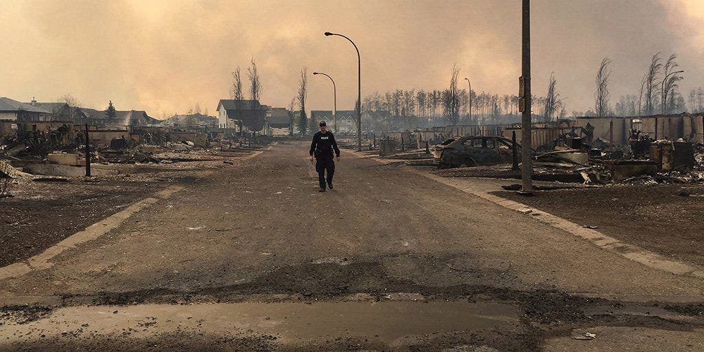 Pengungsi kebakaran hutan melihat kota yang terbakar di Kanada dalam perjalanan