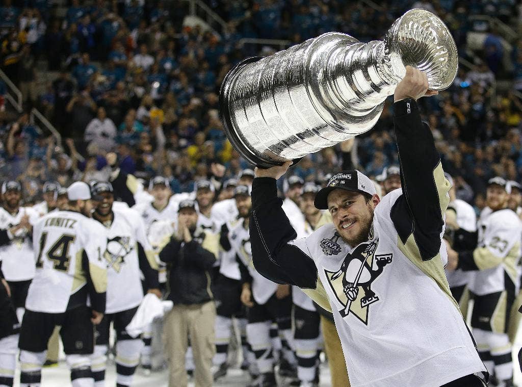 Crosby kepada Daley dalam penyerahan Piala Stanley yang emosional