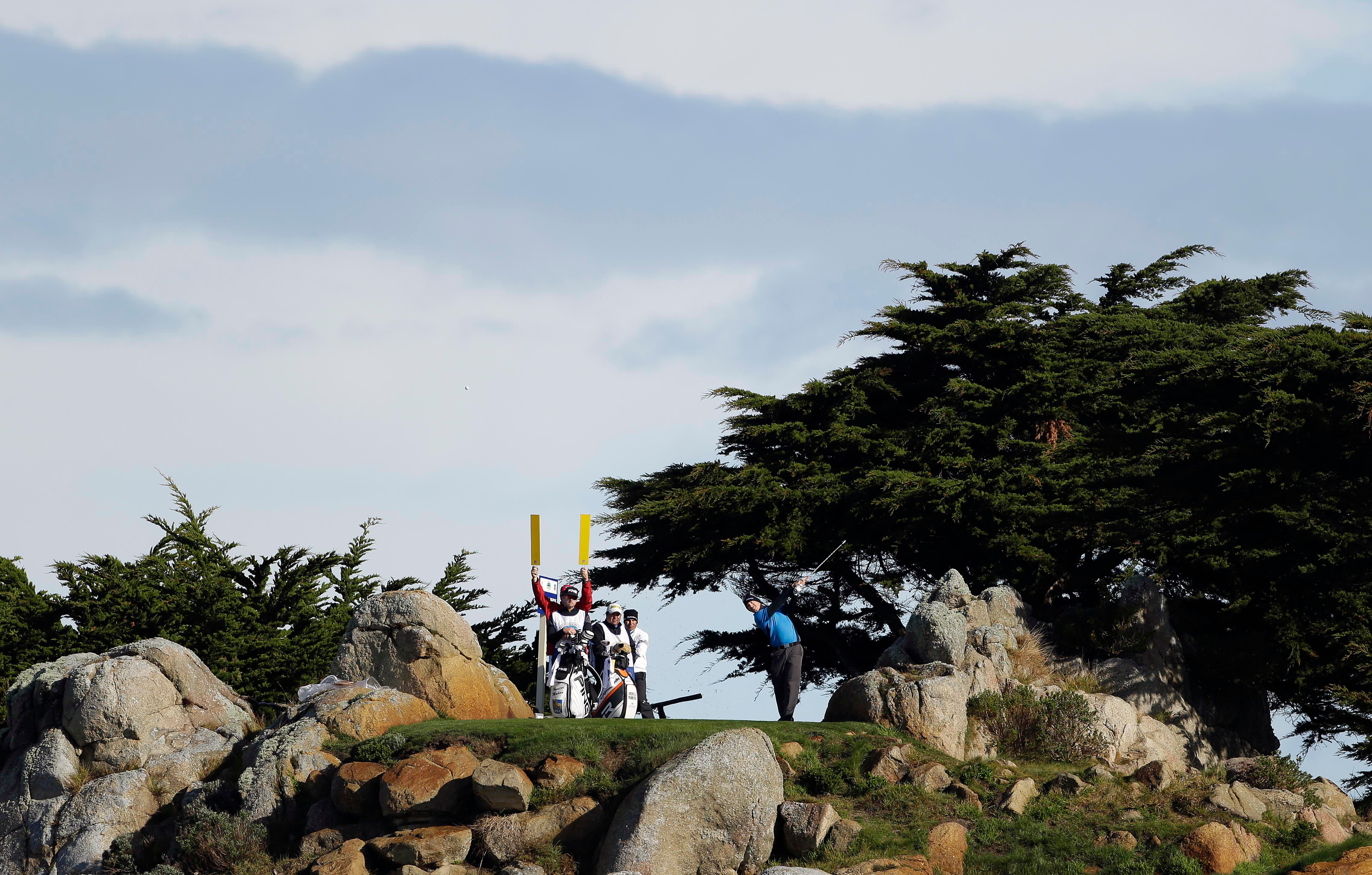 Brandt Snedeker memimpin, dengan bintang-bintang tidak berada di dekatnya di Pebble Beach