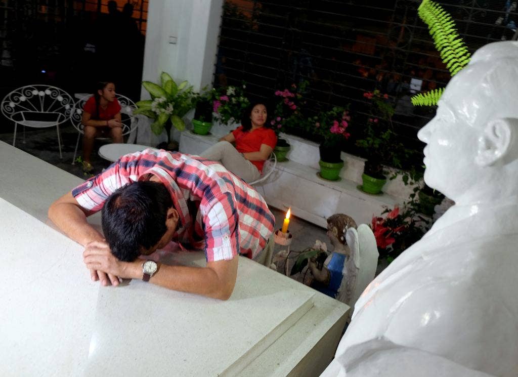 Di makam orang tuanya, pemimpin Filipina berikutnya menunjukkan sisi yang lebih lembut