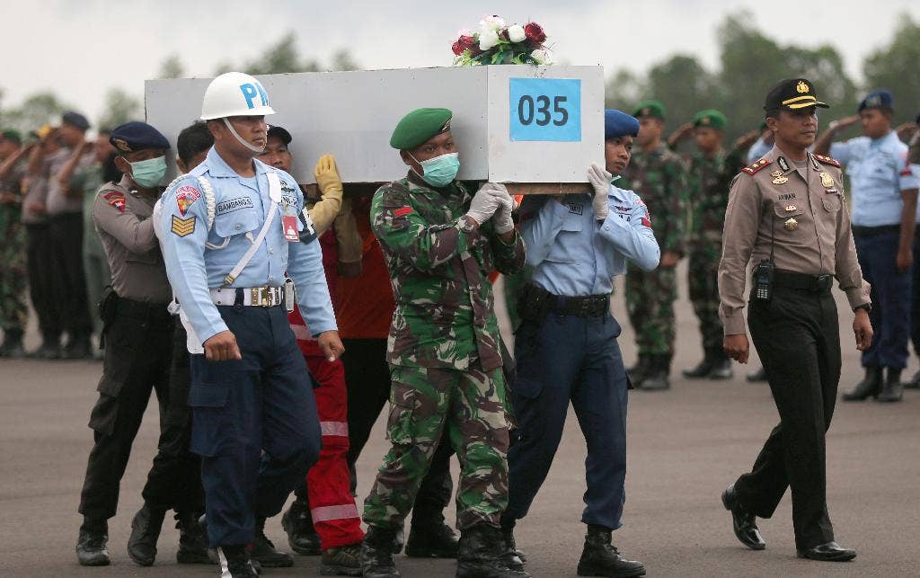 Praktik keselamatan penerbangan di Indonesia dikritik setelah jatuhnya AirAsia;  cuaca yang menghalangi pencarian