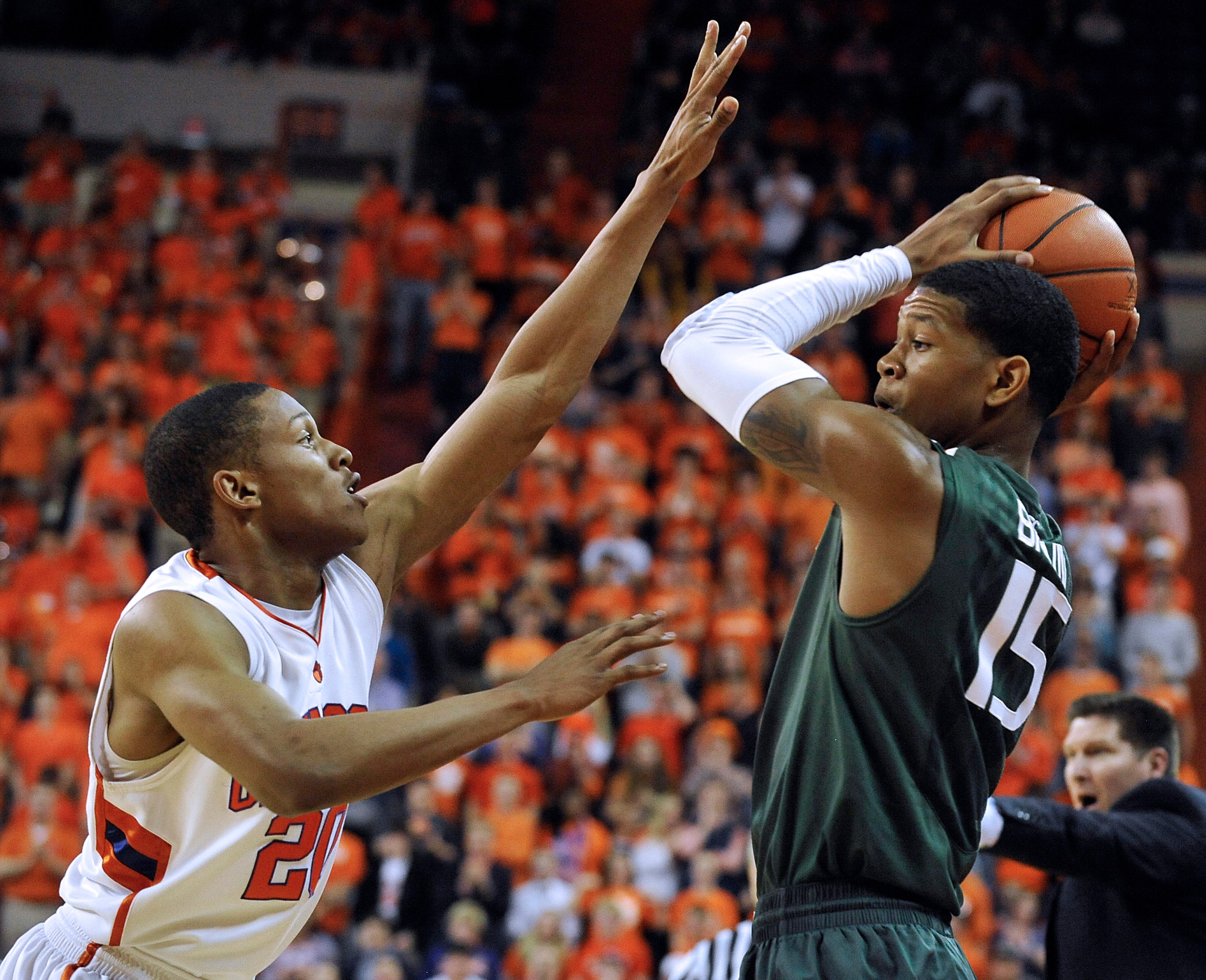Kenny Kadji melompati Go-Aap 3 dengan 36 detik di no. 3 kemenangan 45-43 Miami di Clemson