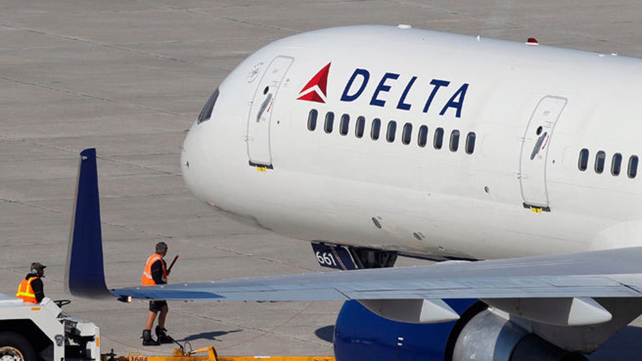 Delta Pilot Turns Plane Around To Pick Up Grieving Family 