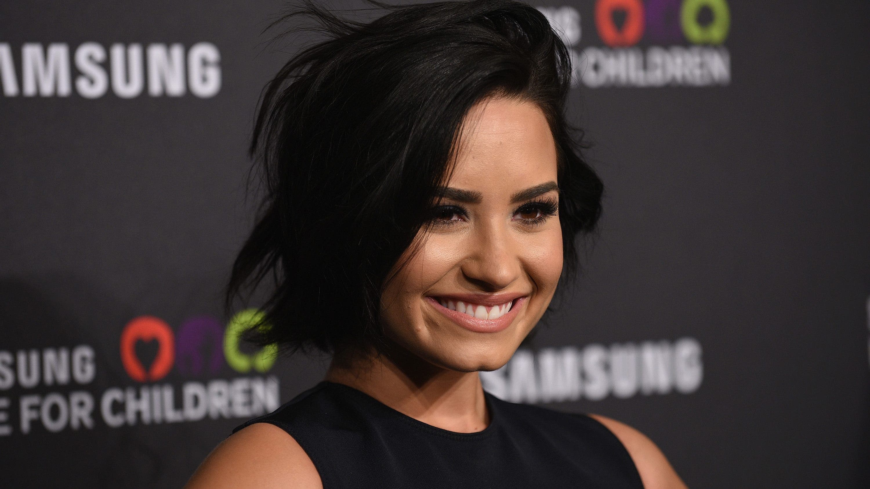 Demi Lovato Poses Nude Makeup Less For Vanity Fair Says It S All About Confidence Fox News