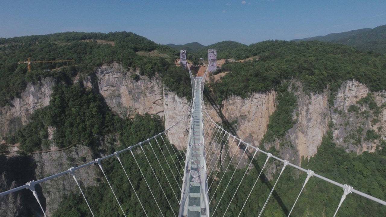 Стеклянный мост тайланд. Гранд каньон Чжанцзяцзе мост. Стеклянный мост Чжанцзяцзе. Стеклянный мост каньон Тбилиси. Стеклянный мост в Малайзии.