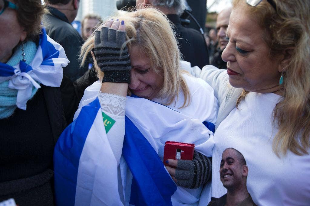 Setelah berkuasa, tentara Israel berselisih dengan politisi