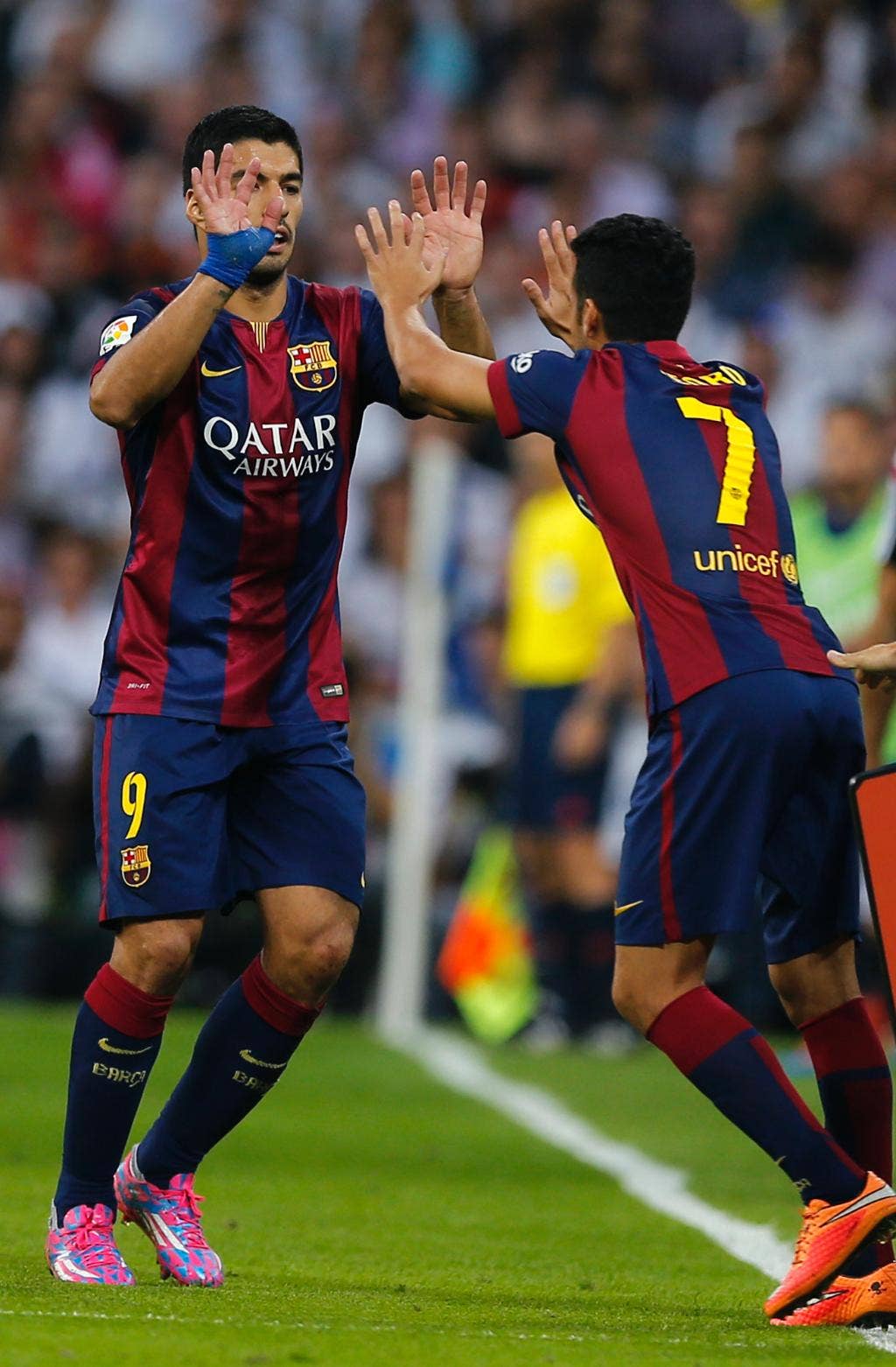 Real Madrid mengalahkan Barcelona 3-1 di pertandingan pertama Luis Suarez setelah mendapat larangan bermain