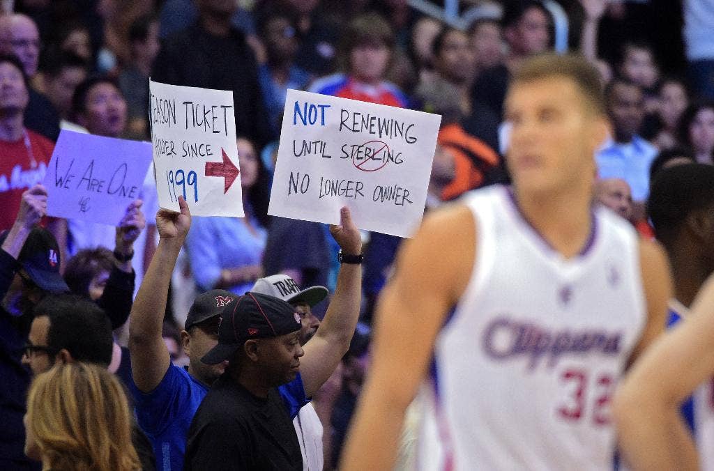 LA Clippers memenangkan pertandingan playoff beberapa jam setelah pemiliknya Donald Sterling dilarang bermain di NBA seumur hidup