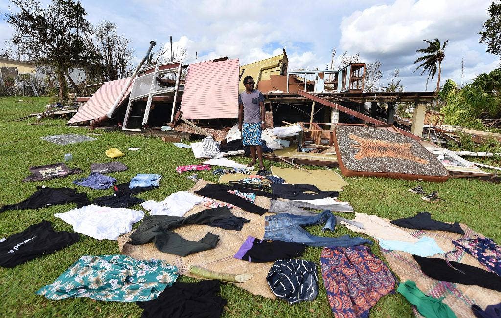 Kelompok bantuan bergegas mengirimkan bantuan ke pulau-pulau yang dilanda topan di Vanuatu;  orang yang selamat menandatangani bantuan