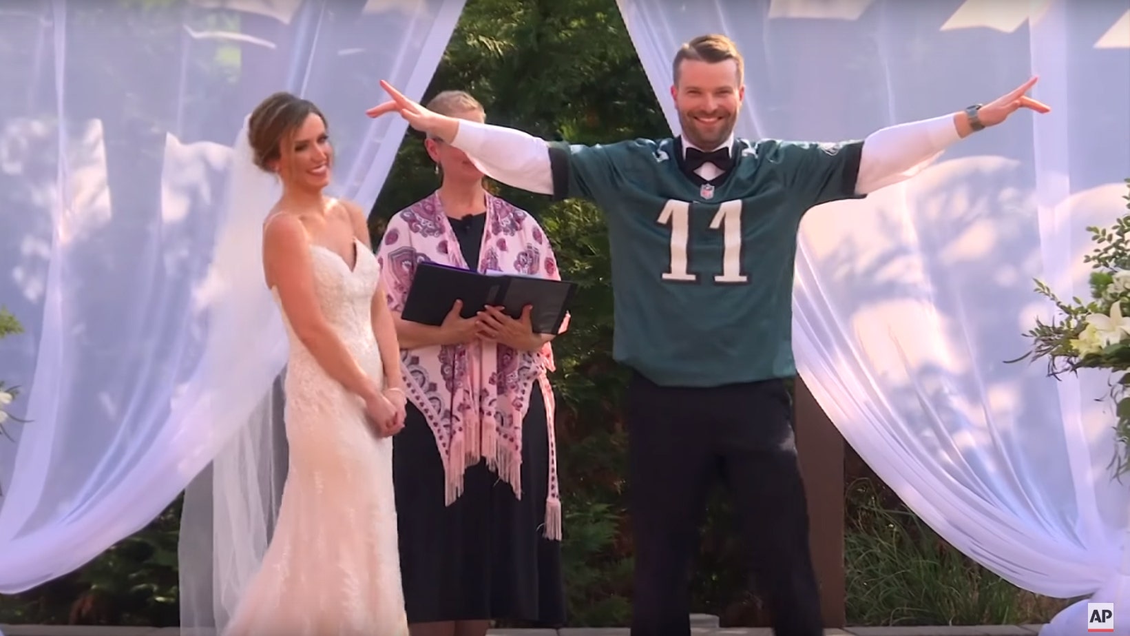 This Couple Wore Just Married Eagles Jerseys at Their Wedding