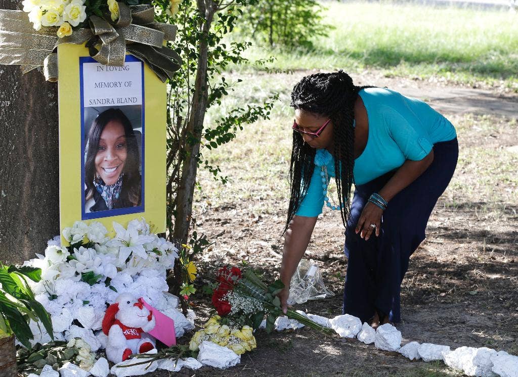 Video menunjukkan konfrontasi antara polisi dan Sandra Bland, yang meninggal di penjara Texas