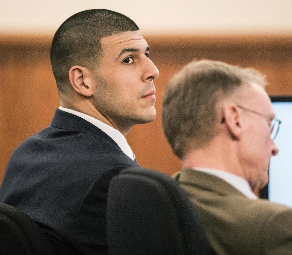 Video menunjukkan Aaron Hernandez menghancurkan telepon di kantor polisi beberapa jam setelah pembunuhan pria tersebut