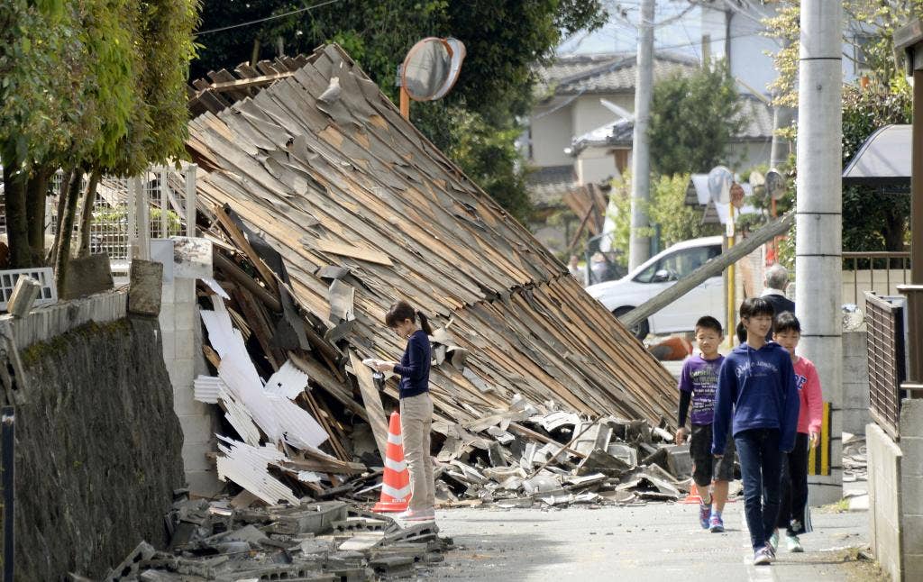 5 землетрясения. Форшок и Афтершок землетрясения. Землетрясение в Японии и весёлые люди. 9 Бальное землетрясение в Японии. Землетрясение в Японии 2024.