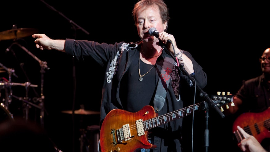 Rock guitarist Rick Derringer charged with having loaded gun on Delta ...