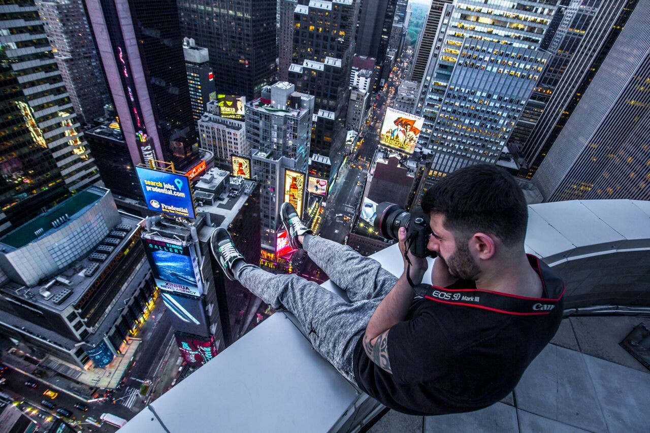 Daredevil Photographer Poses 60 Stories Above Times Square Fox News 2641