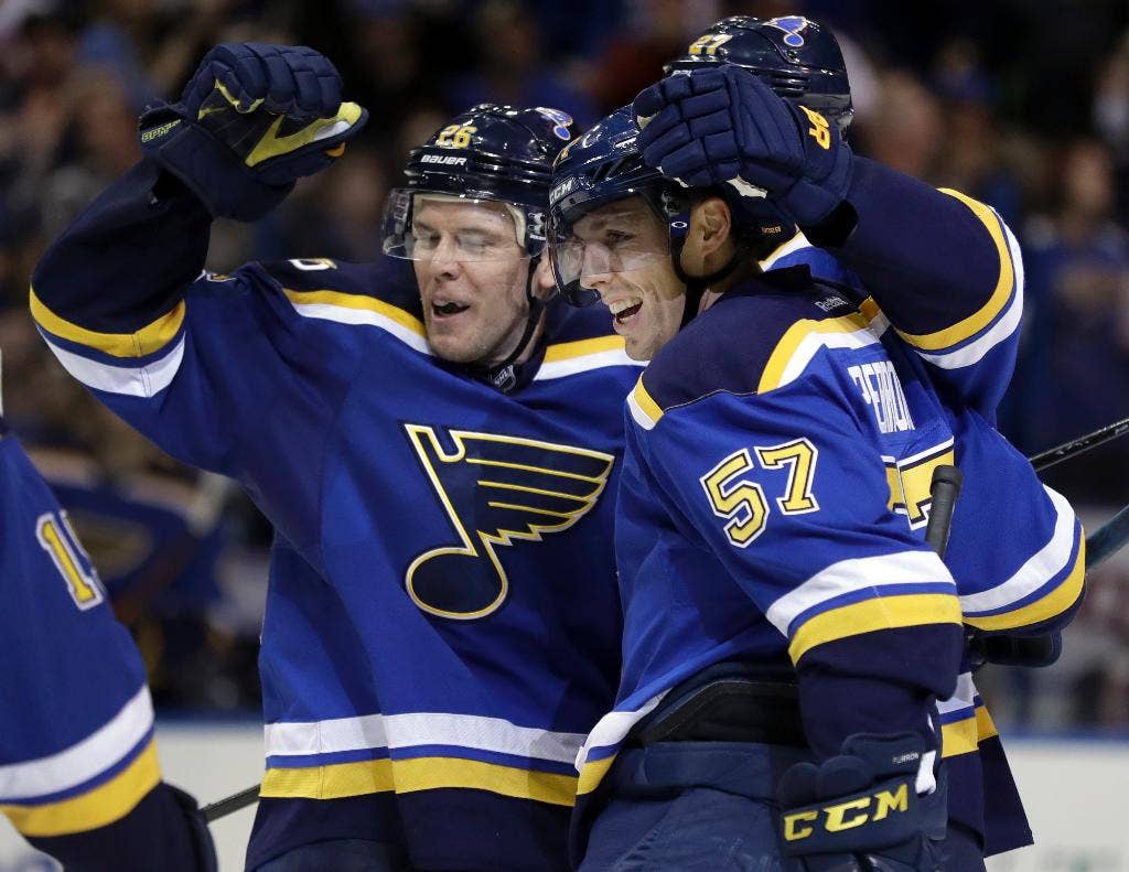 Schwartz, Perron memimpin Blues hingga 3-2 atas Hiu