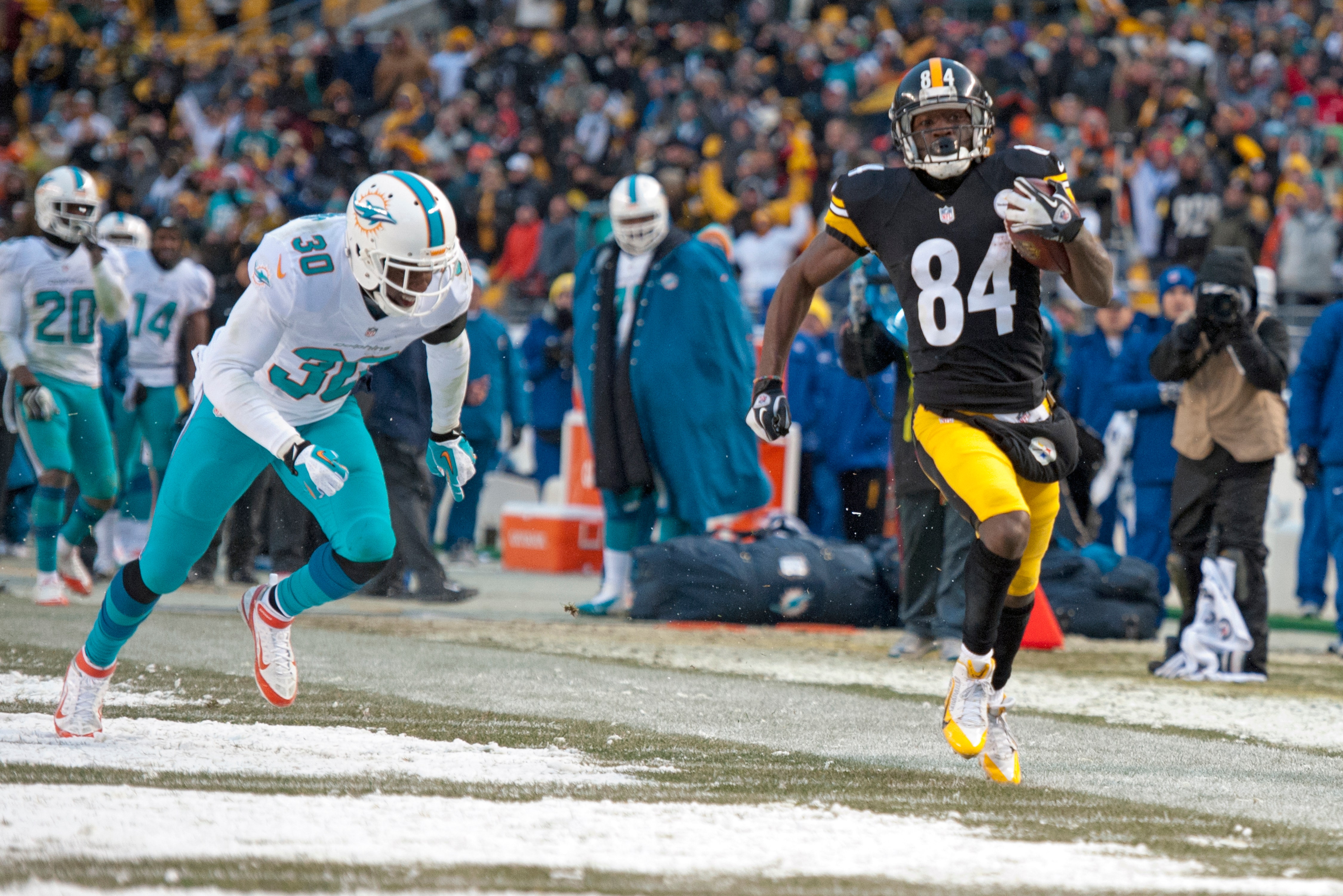 Pittsburgh Steelers wide receiver Antonio Brown (84) runs past Oakland  Raiders defenders after making a catch to help set up the Steelers game  winning field goal in the fourth quarter of an