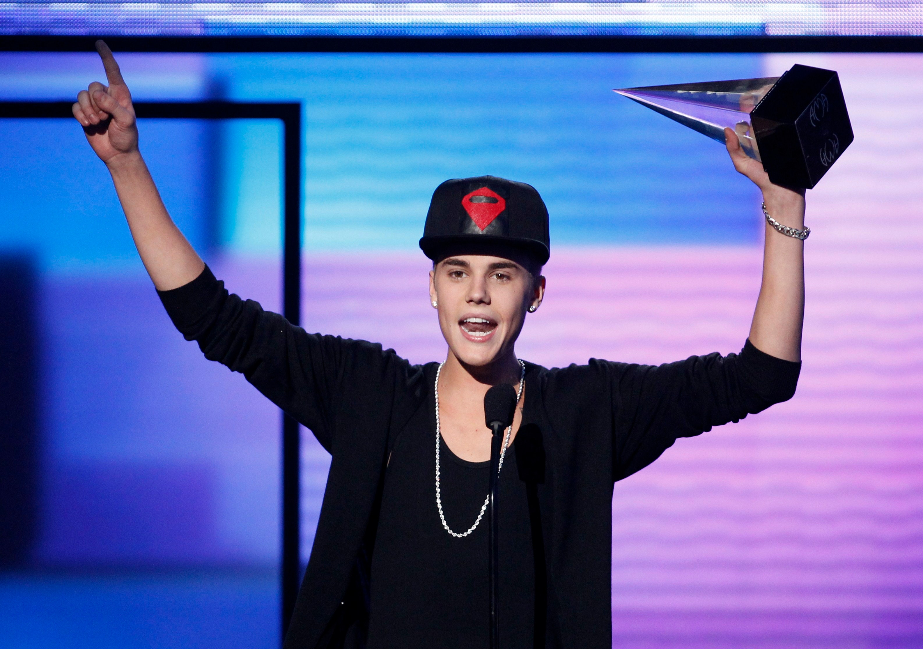 Топ популярных исполнителей. Justin Bieber Awards. Джастин Бибер поп-вокалисты. Самый лучший певец. Наши поп Певцы.