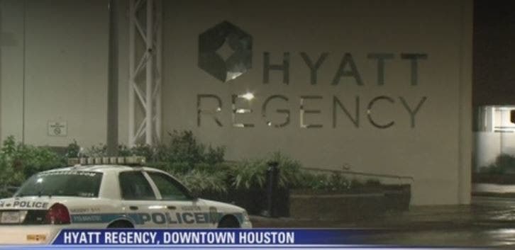 Pria mabuk ditemukan dengan kotak senjata di lantai atas Houston Hyatt Regency sebelum perayaan Malam Tahun Baru, kata polisi
